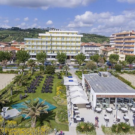 Hotel Atlas Alba Adriatica Eksteriør billede