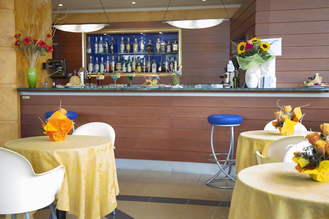 Hotel Atlas Alba Adriatica Eksteriør billede