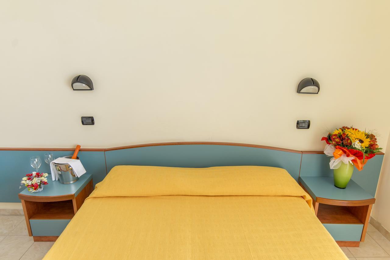 Hotel Atlas Alba Adriatica Eksteriør billede