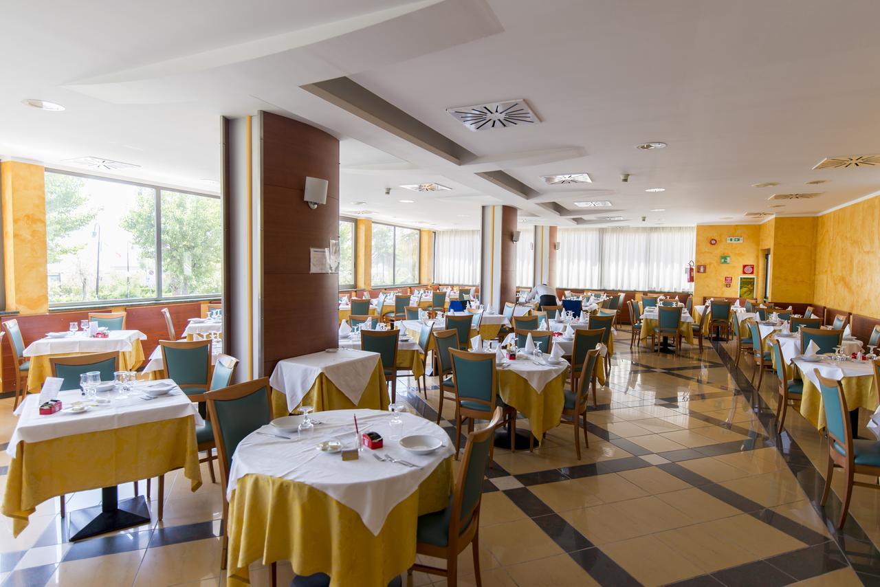 Hotel Atlas Alba Adriatica Eksteriør billede